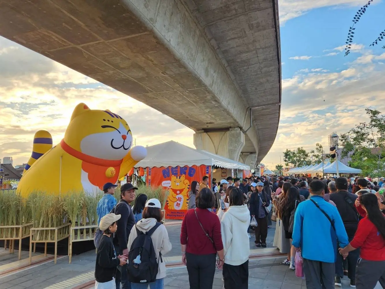 屏東縣政府8月底將推出結合寵物與文創的「NEKO MARKET」暑假市集，大型招財貓裝置藝術搭配街頭表演，展現城市空間再生新活力。屏東縣政府提供