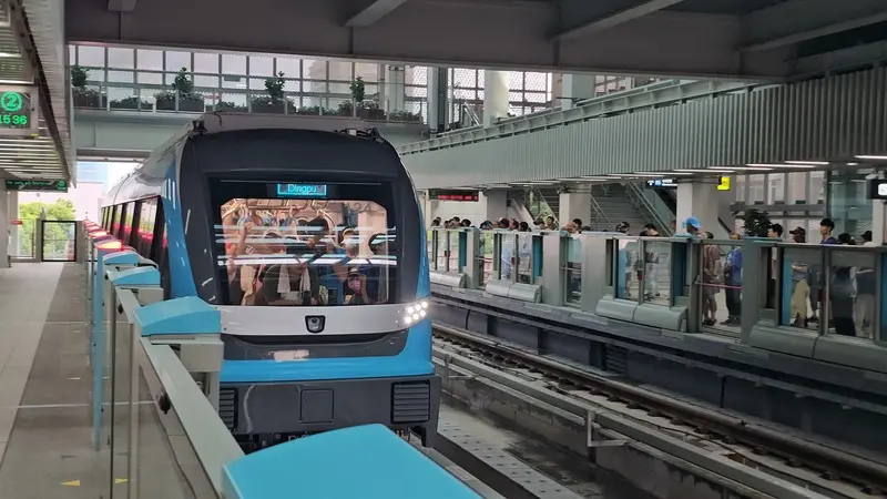 新北捷運三鶯線30日通車,下午2時起開放免費試乘,各站湧現排隊體驗人潮,列車車廂擠入滿滿乘客。中央社