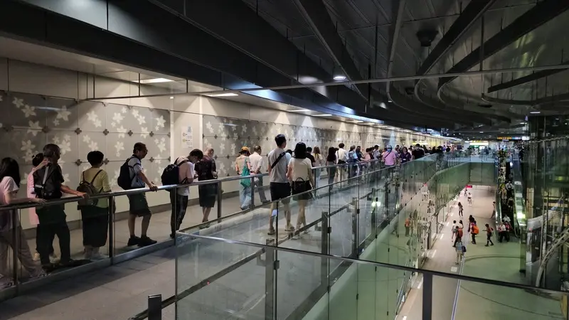 新北捷運三鶯線通車,30日下午2時開放試乘,各站下午1時許就出現排隊人潮,尤其是可轉乘捷運板南線的頂埔站內有長長人龍。中央社