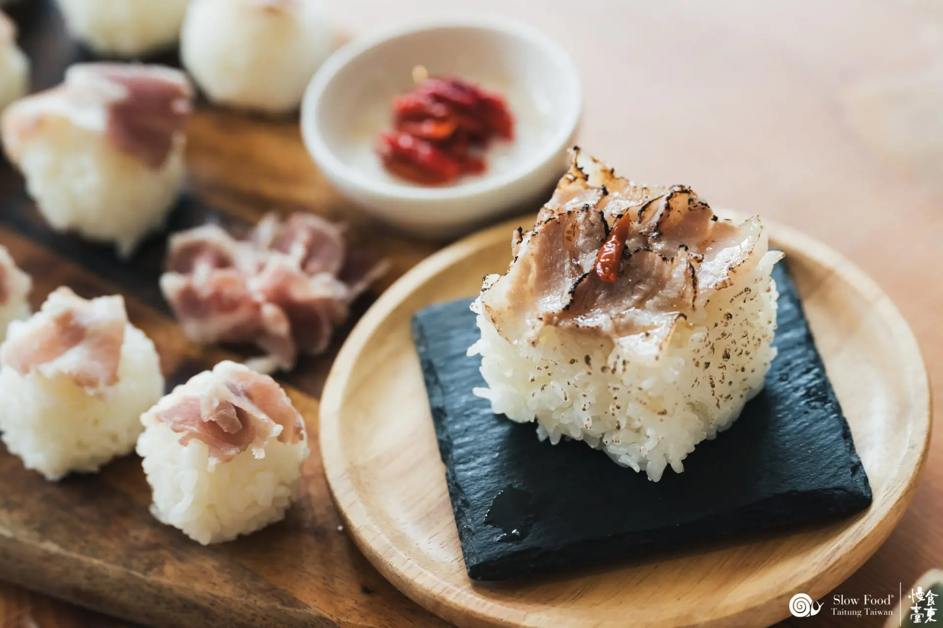 活動參與店家「日出禾作」推出「炙燒 Siraw 飯糰」料理。翻攝「慢食臺東 Slow Food Taitung」FB