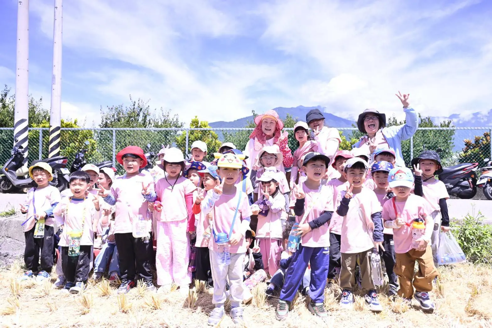 幼兒園小朋友走入田間,體驗客庄傳統農耕文化。花蓮縣政府提供