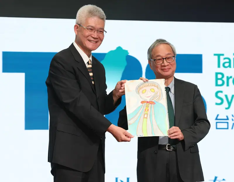 文化部長李遠將個人珍藏20年的圖畫送給公廣集團董事長胡元輝。中央社