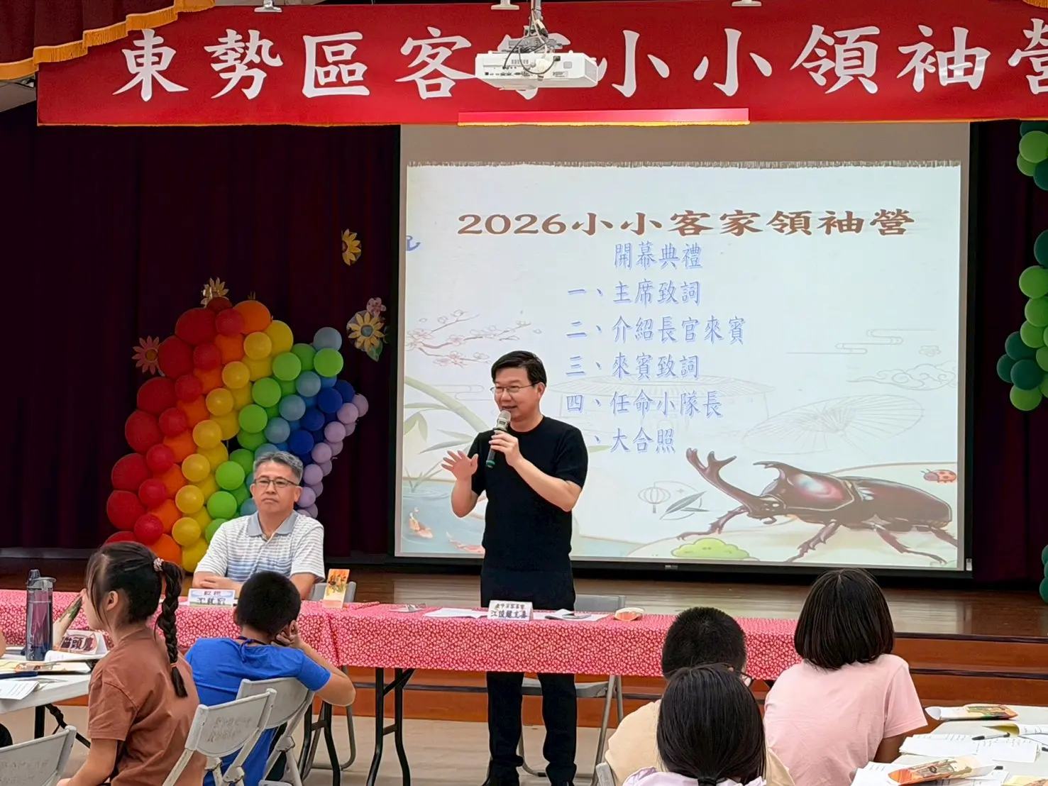 主委江俊龍分享領導實務，勉勵東勢學子成為團隊的神隊友。台中市客委會提供