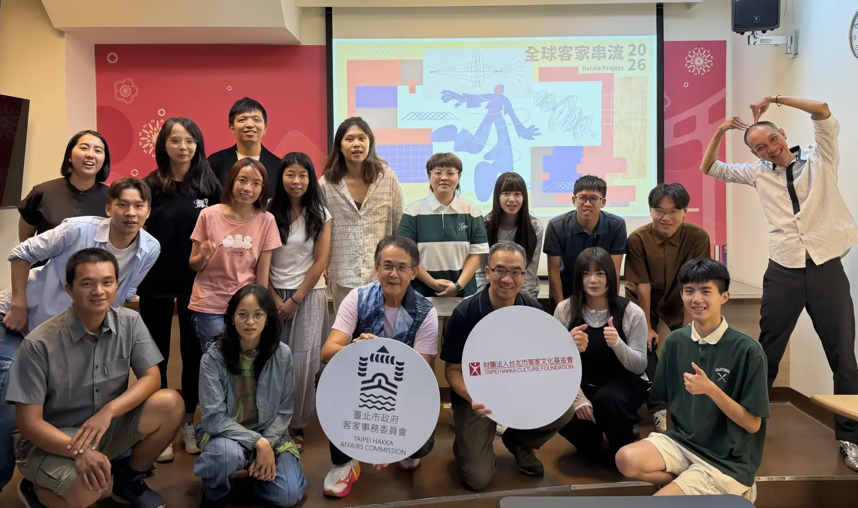 台北市「2026全球客家串流計畫」2日啟動,15名青年啟程前往新加坡及印尼展開海外蹲點,透過田野調查與交流探索海外客家文化。北市客基會提供
