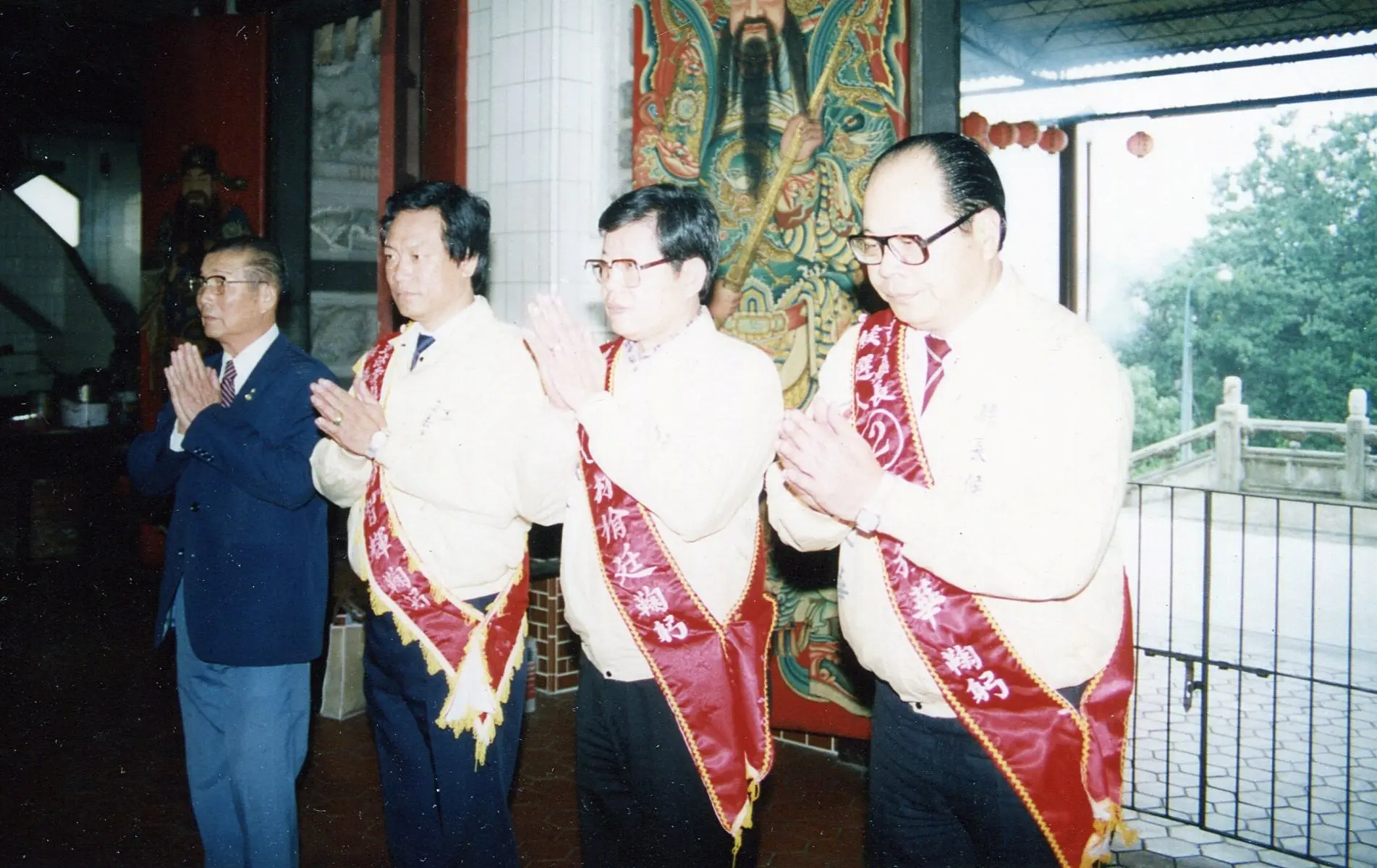 1989年地方選舉，林佾廷（右二）、張秋華（右一）與何智輝（左二）組「黃派鐵三角」分競選省議員、縣長、立委，在苗栗市長邱源忠（左一）見證下到苗栗城隍爺發誓。何來美攝