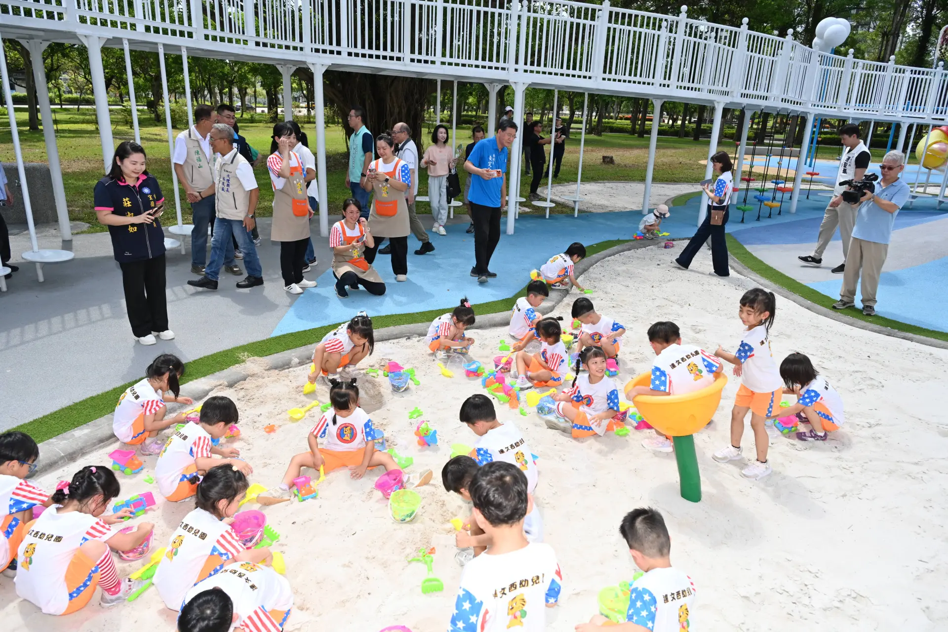 宜蘭運動公園特色兒童遊戲場,孩童們在沙坑內玩得不亦樂乎。宜蘭縣政府提供