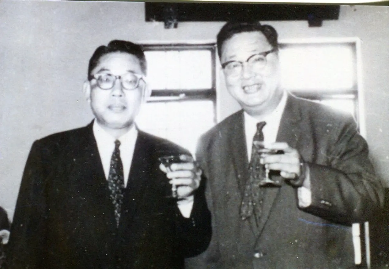 林為恭（左）當縣長時與議長沈珮錄（右）皆是黃派，府會關係良好。何來美翻攝