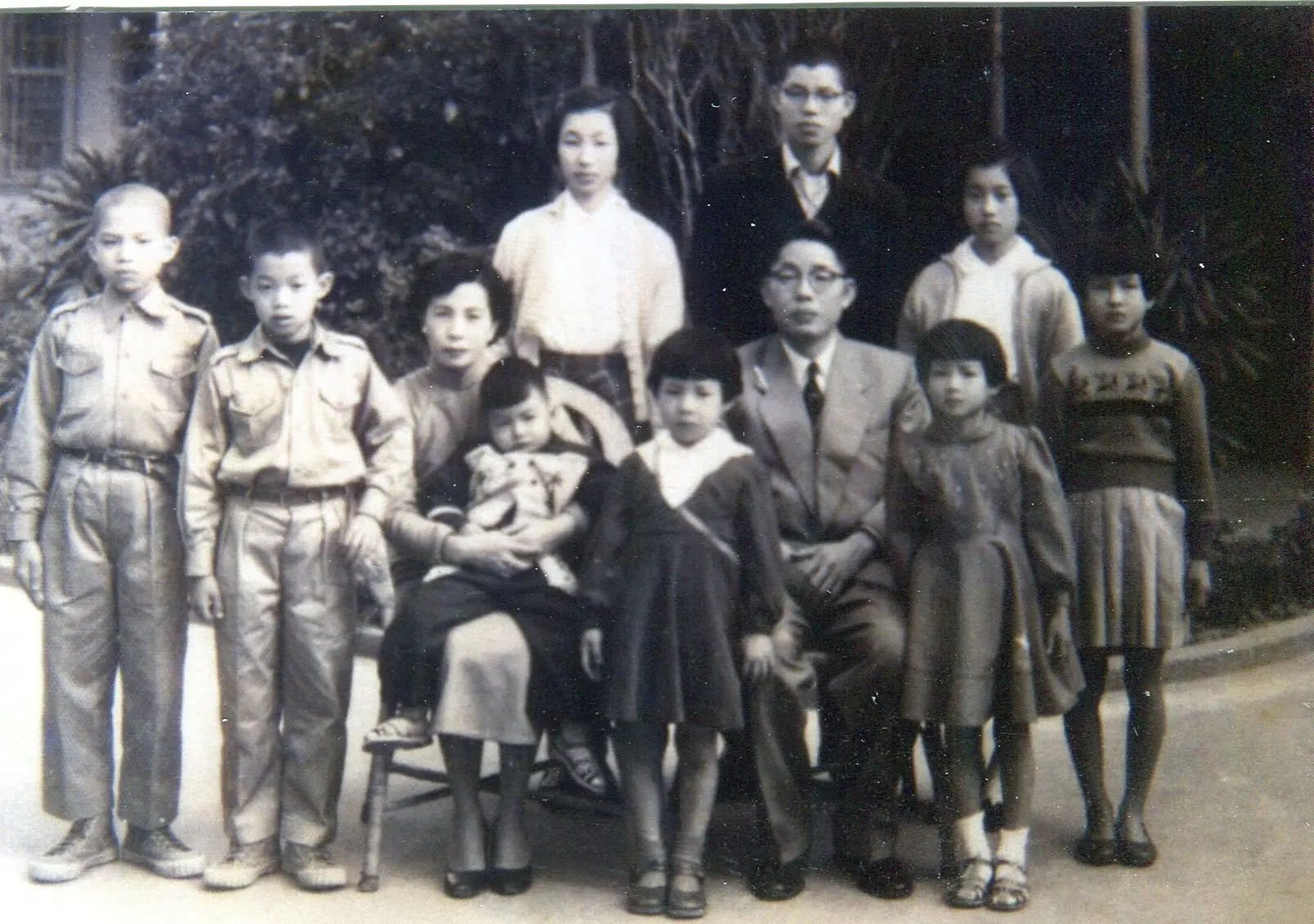林為恭、林李靜妹夫婦與子女們合影，後排中是長子林佾廷。何來美翻攝