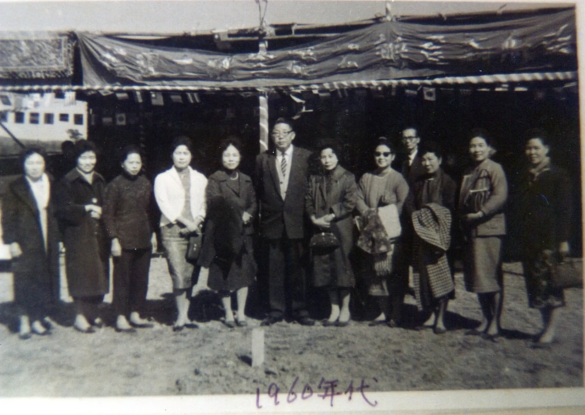 林為恭（中）擔任縣長時與婦女幹部合影，左四是他的妹妹縣議員林訪賢。何來美翻攝