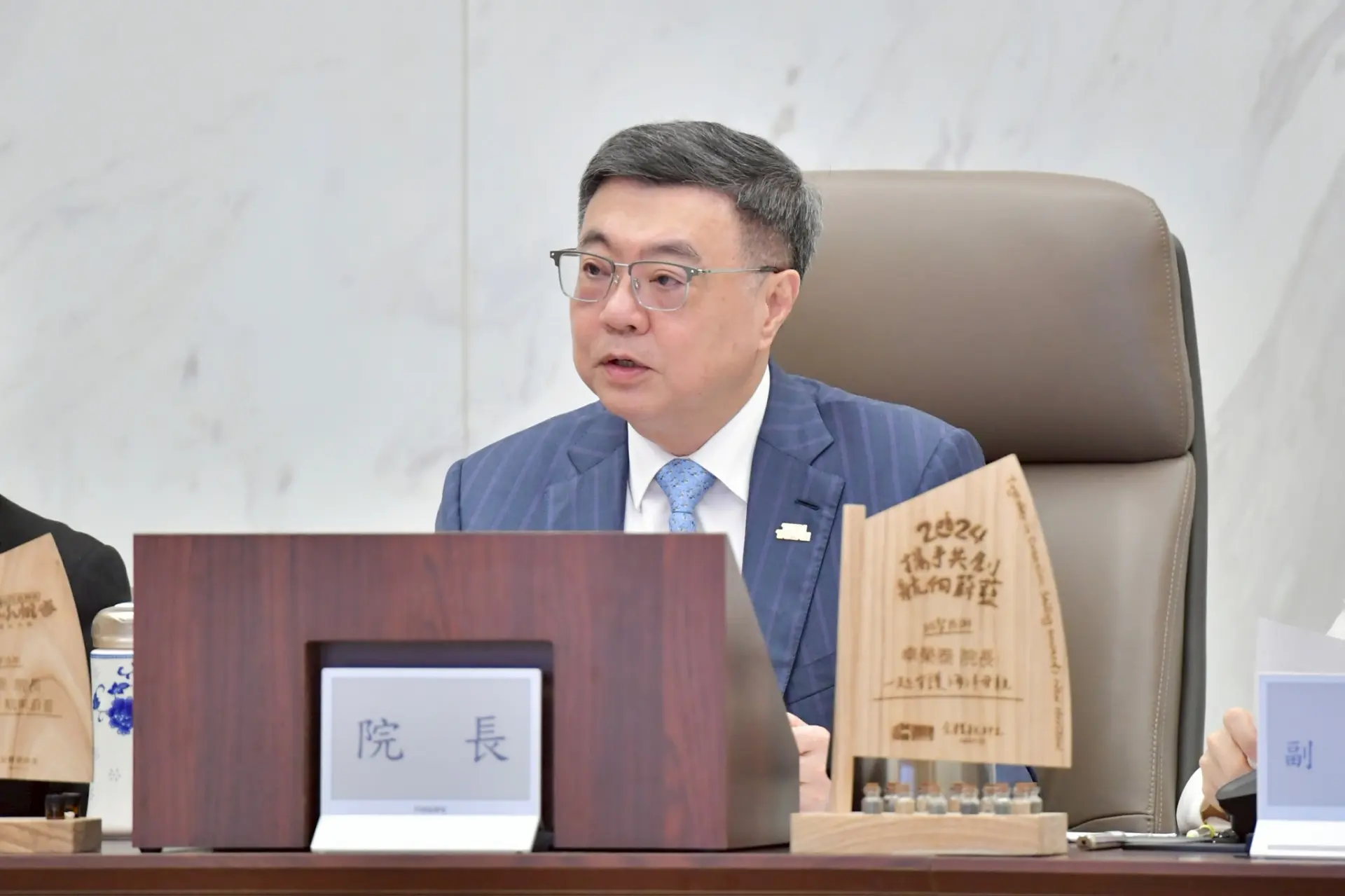 行政院長卓榮泰拍板明年軍公教將調薪4%,估計約有72萬人受惠。行政院提供