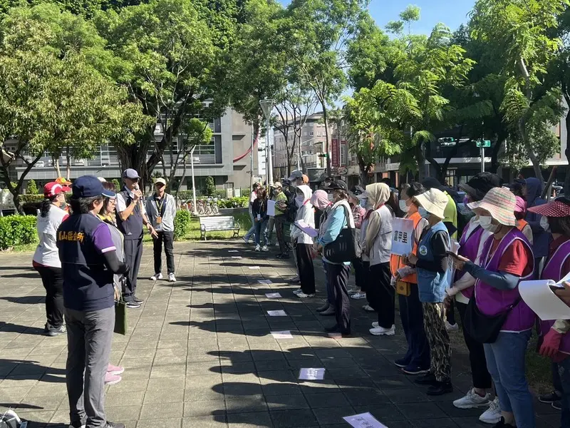 豪大雨過後易有病媒蚊孳生源,高雄市政府1日在鳳山區南和里環保公園舉行「除斑誓師」防疫總動員,集結衛生、環保、民政、經發等跨局處團隊及社區志工,在全市38個行政區展開環境大掃蕩。高雄市衛生局提供