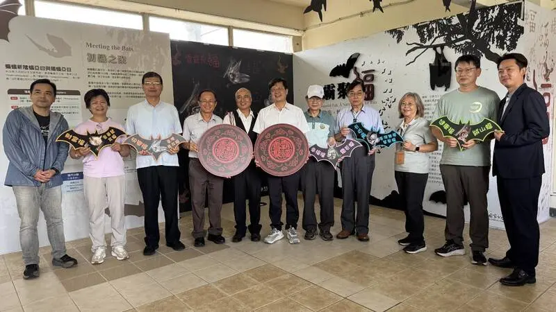 雪霸國家公園管理處慶祝成立34週年，舉辦以園區蝙蝠資源為主題的「聚蝠」特展，1日在汶水遊客中心熱鬧開幕。雪霸國家公園提供