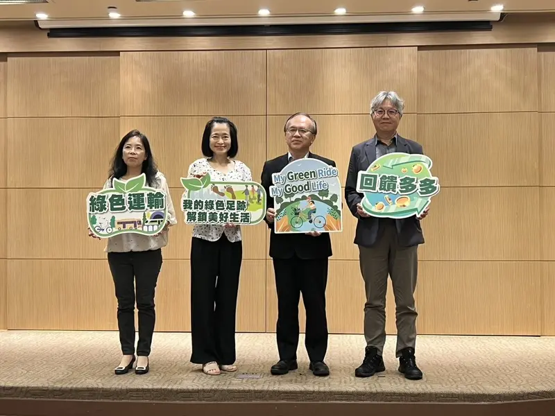 Uber1日下午將在北投推免費機車短程移動體驗。交通部次長陳彥伯(右2)說,政府不允許機車違法從事商業載客的活動,即使是以文化體驗包裝,但仍應依營運樣態事實認定。中央社