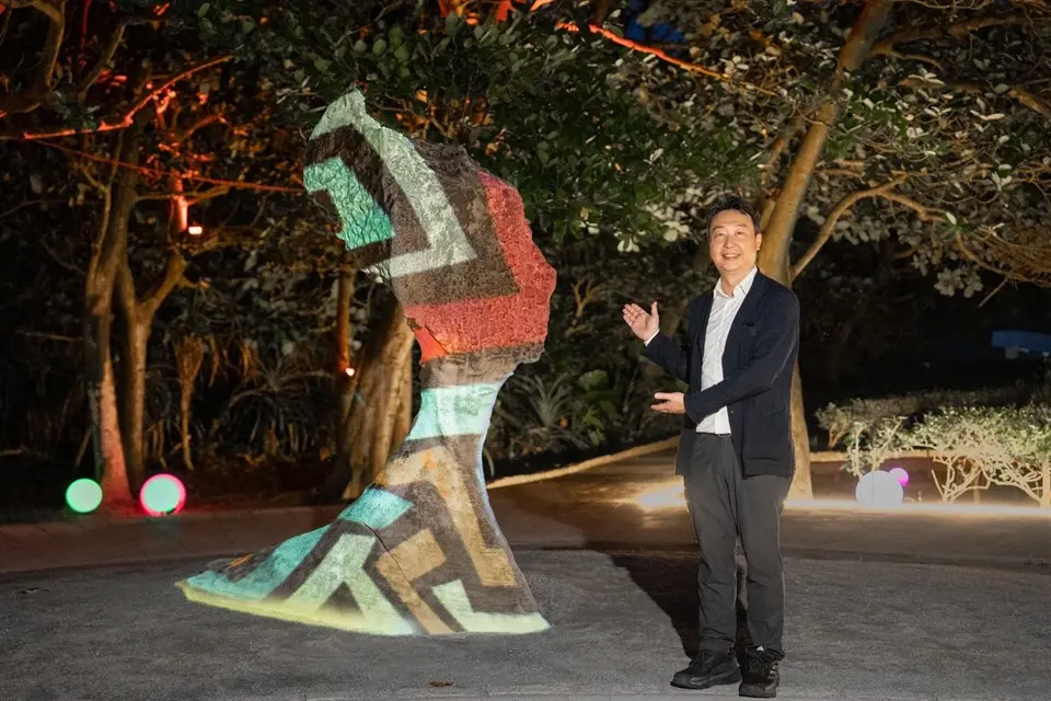 交通部陳世凱部長參觀野柳石光夜訪女王活動。北觀處提供