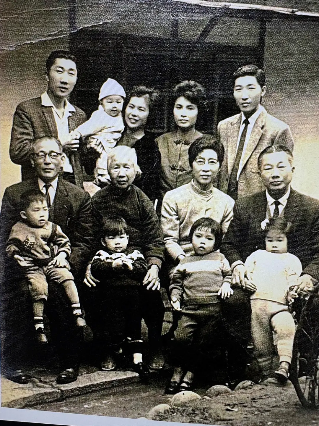 黃文發（前排右）與張子斌（前排左）是總督府國語學校同學，後再到日本早稻田大學深造，黃文發畢業後回台發展事業；張子斌未畢業轉往北京念大學，曾追隨大哥張漢文到新加坡任星洲日報編輯，光復後返台。後排左一是黃文發次子黃秀森，曾當選縣議員、省議員。張典婉提供