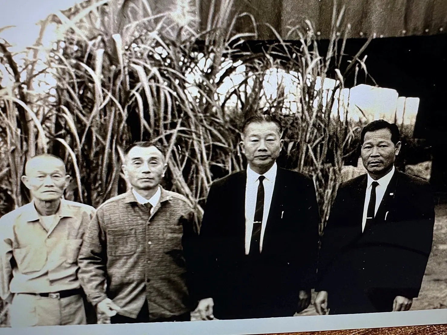 黃文發（右二）與張漢文（左二）等鄉親合影，張漢文是作家張典婉的父親，康有為的門生，曾任駐新加坡領事。張典婉提供