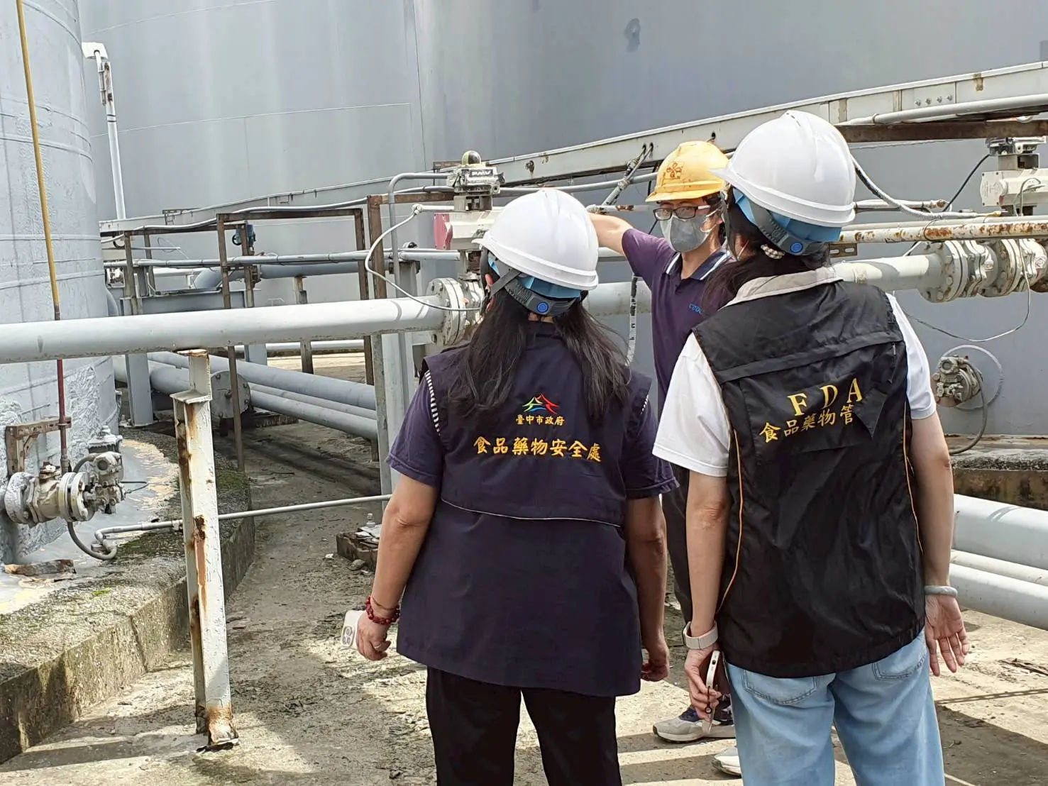 食安處至中聯了解油槽及管路輸出情形。台中市政府衛生局提供