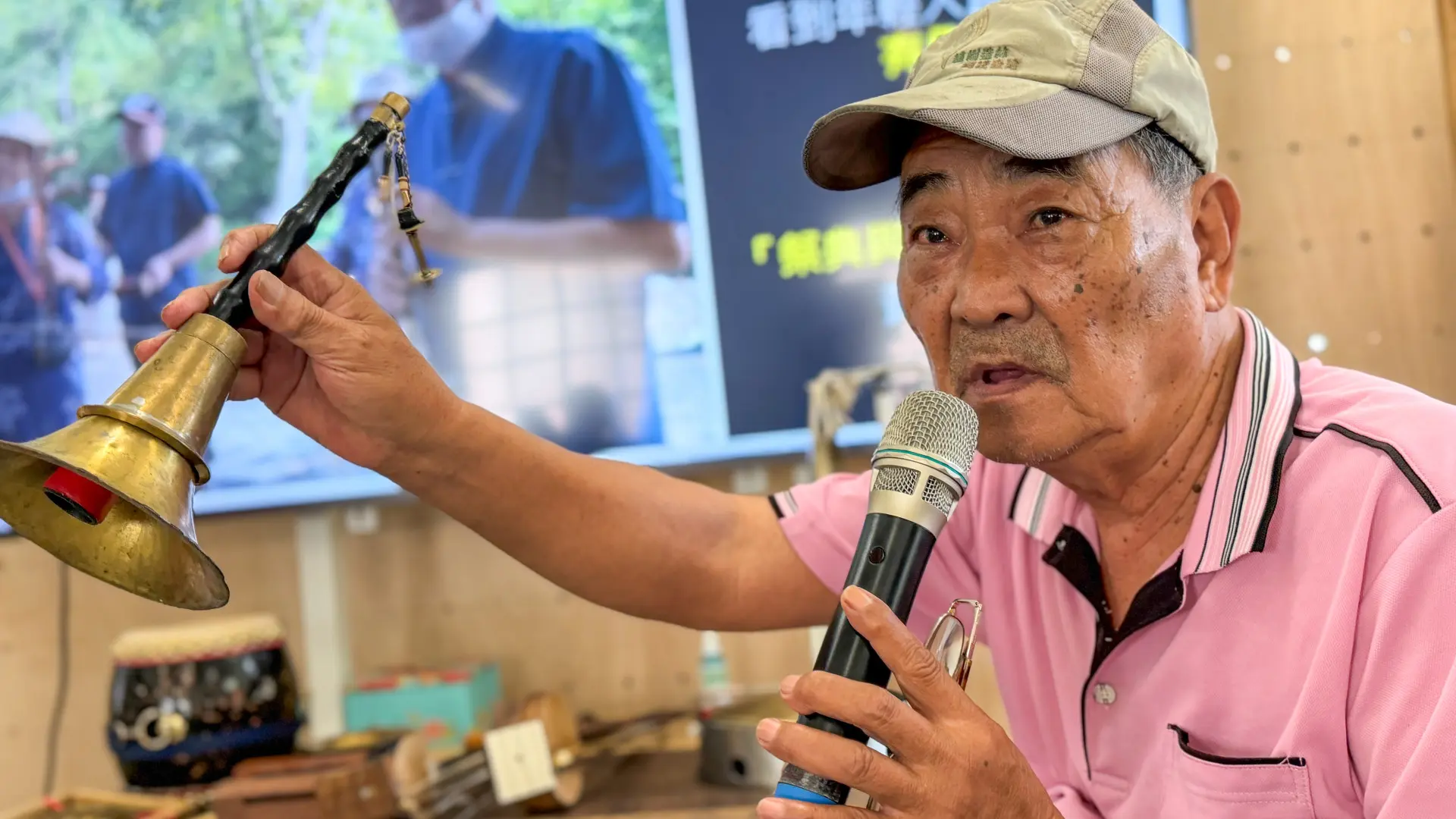 看到客廳會現場擺設八音的各式樂器，作長哥立刻老師魂上身詳細解說。李慧宜攝