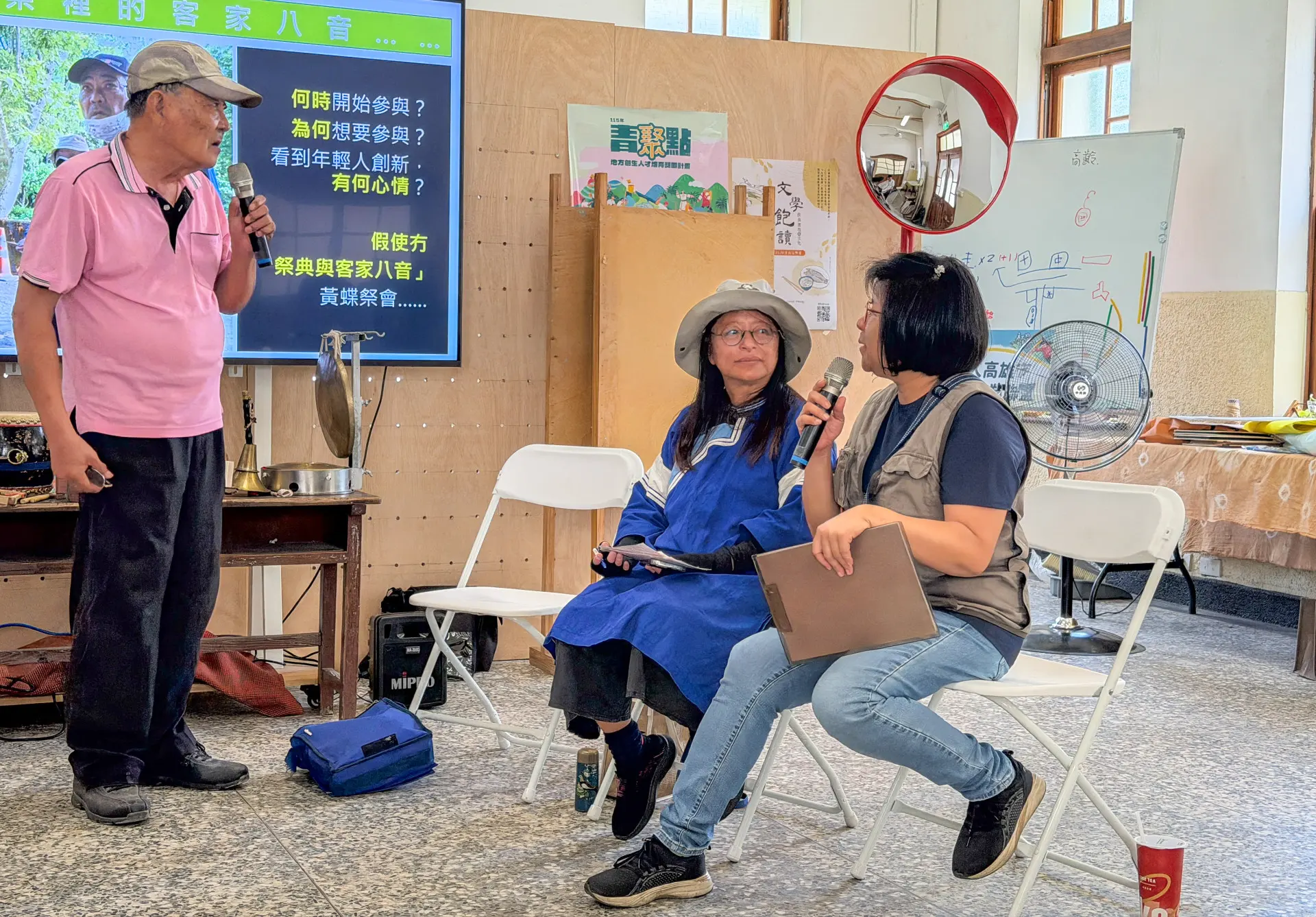 說到客家八音在黃蝶祭的角色，作長哥（左）聊得很澎湃。朱家禾攝
