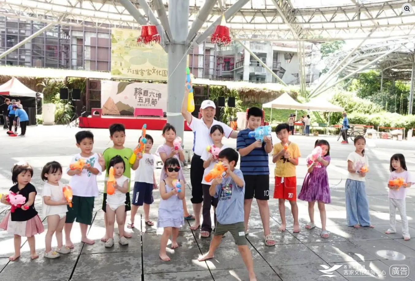 大小朋友用水槍代替鞭炮，體驗尖炮城活動之餘回顧歷史。翻攝六堆客家文化園區臉書