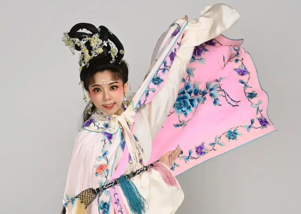 《仙凡緣》由吳卉卉及葉俊宏領銜主演，講述天界七仙女開天門窺探凡間，仙女張四姐因憐憫林落魄書生崔文秀動了凡心，違反天規，被貶下凡，化身人間女子。翻攝自榮興採茶劇團 臉書