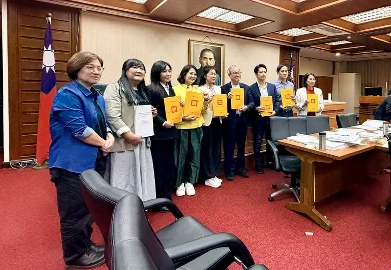 115年度中央政府總預算案關於文化部主管預算，2日晚間近9時在立法院教育及文化委員會完成初審，原編列約新台幣300億元，今天合計刪減1000萬元，凍結3750萬元。文化部長李遠（右4）表示，感謝立委幫忙說話，他學習到很多。中央社