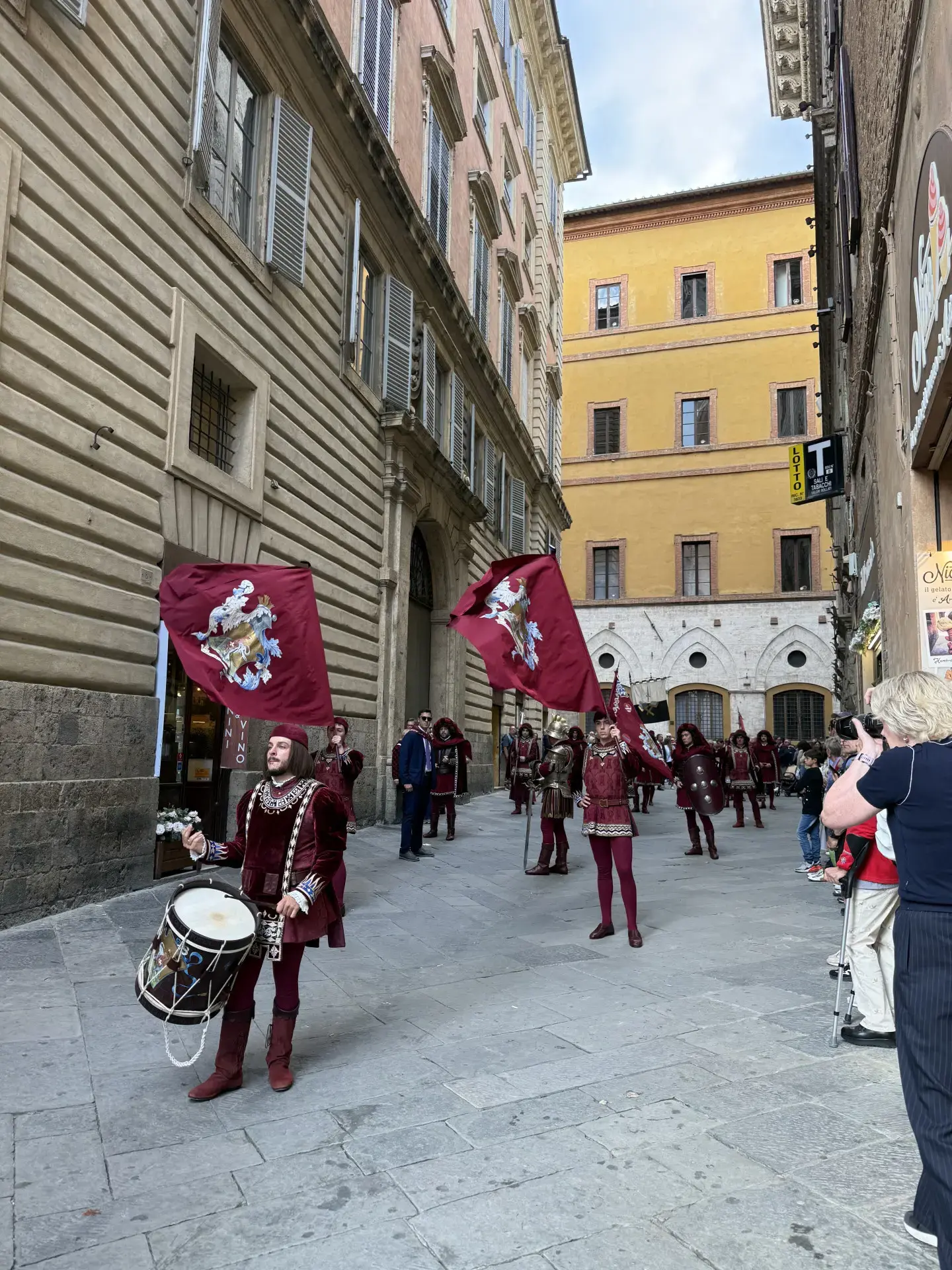 塔樓區(Contrada della Torre)領取年度Masgalano獎。圖_胡吰誌提供