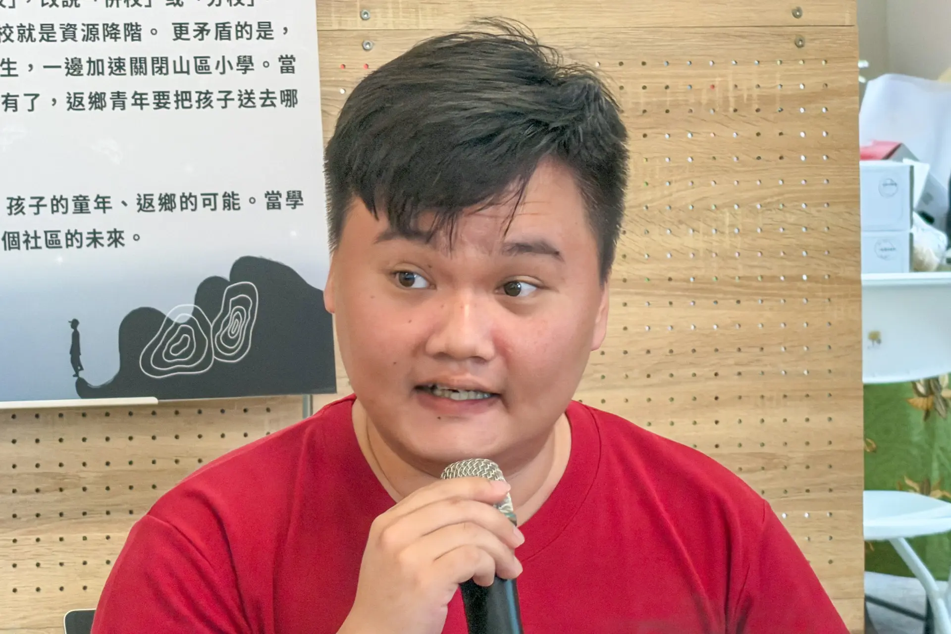 雖然已經是美中八音社的鑼鼓指導老師，但身為後生八音師傅，潘俊名至今仍努力不輟。朱家禾攝