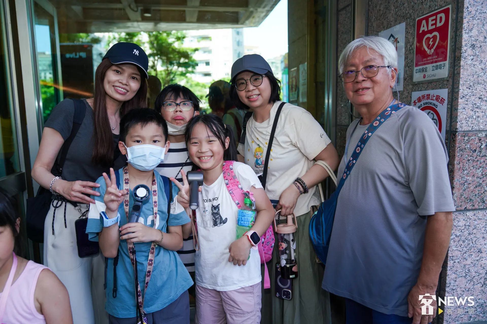 來自基隆的藍敏綺小姐（右2）特地與家人一起參加活動，要帶孩子一起參與所有體驗。簡琬真攝