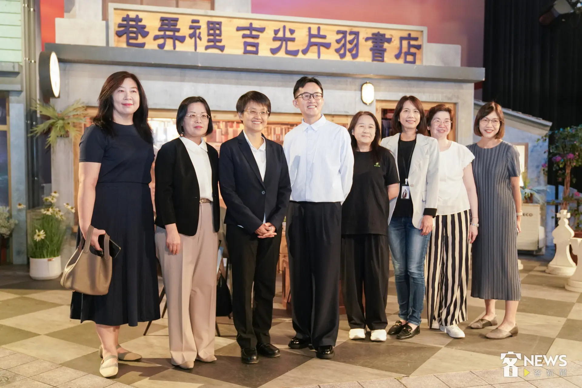 客委會主委古秀妃（左3）在客家電視台長向盛言（左4）帶領下，一行人參觀客台所搭設的節目攝影棚。簡琬真攝