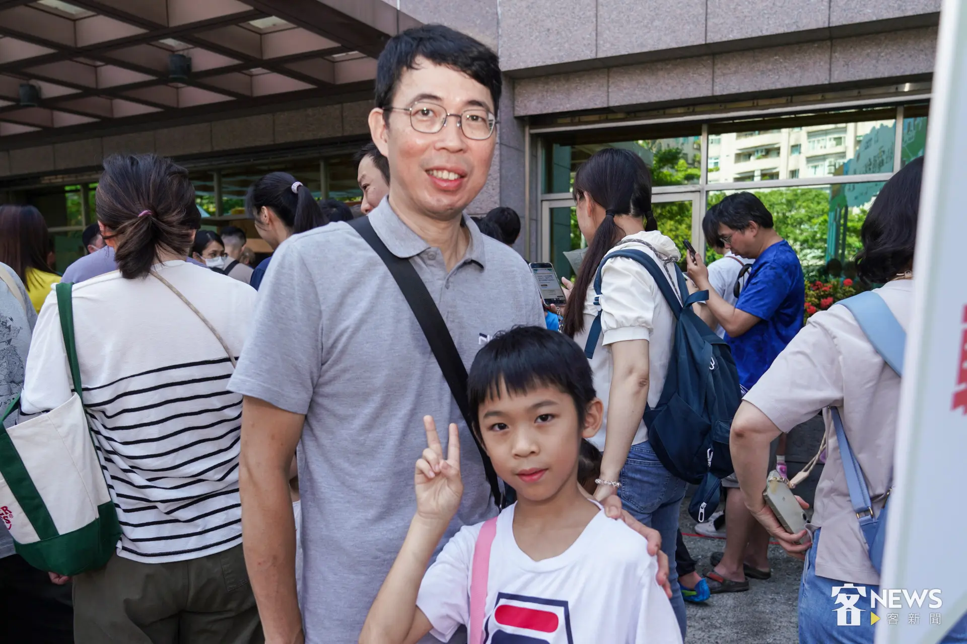 參加公廣集團「我在電視台玩了一整天」活動的小朋友吳承璁凌晨就隨父從高雄北上，坦言最想要走進去電視台轉播車裡看看。簡琬真攝