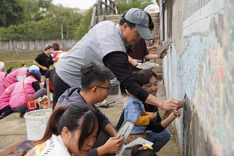竹市明湖里在地居民與藝術家共同動手打造客雅溪故事。新竹市政府提供