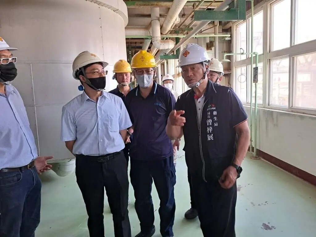台中市衛生局5日二度稽查中聯油脂公司，由衛生局長曾梓展（前右1）帶隊偕同食品安全專家學者對原料、製程、品管及通報流程等資料進行查核。台中市府提供