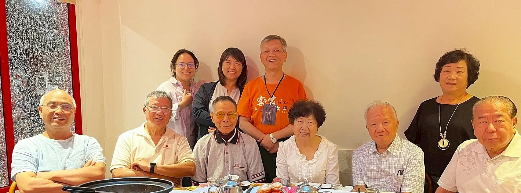 1994年9月17日在非客庄台北的寶島客家電台第一個發聲的就是人稱鍾老的鍾肇政，而當天與鍾老一起主持並操作機器的就是張鎮堃(前排左二)，鍾老逝世六週年幾位鍾老的朋友齊聚一堂，就在當年總統到龍潭跟鍾老一起去吃飯的桃群客家餐館，前排是曾年有(左一)、張世賢(左三)、傅月英(右三)、陳秋濤(右二)、盧孝治(右一)，後排現任寶島客家電台的台長邱盈滋(左一)、陳曉萍(左二)、楊國鑫(右二)、彭蘭香(右一)。20260516，龍潭。楊國鑫提供