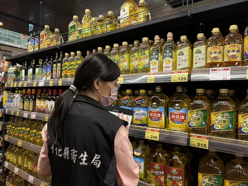 中聯油脂大豆沙拉油致癌物苯駢芘超標，彰化縣衛生局獲報後，全面清查縣內販售油品情形。彰化縣衛生局提供