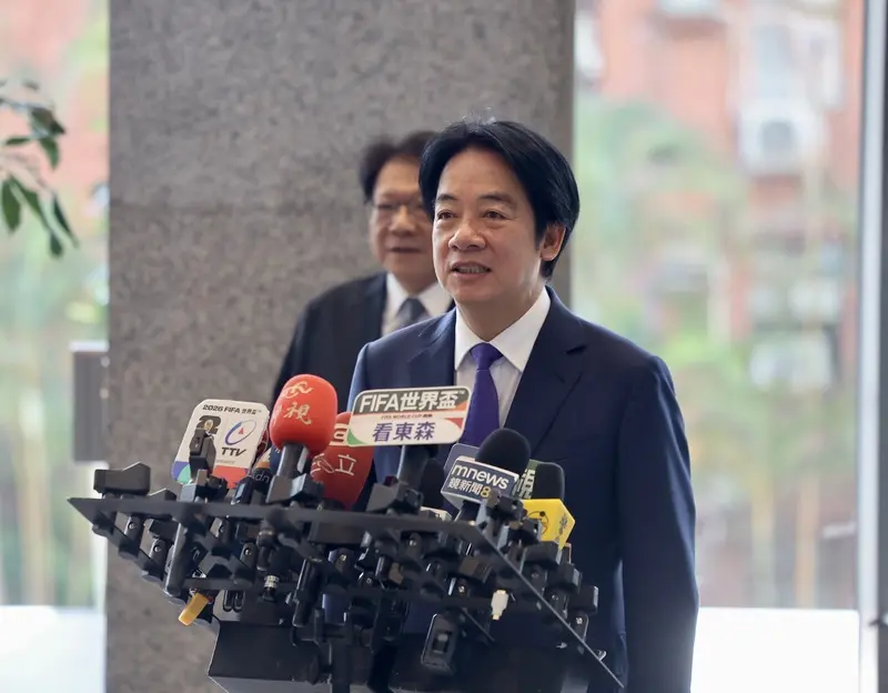 中聯油品致癌物超標衍生食安爭議，總統賴清德（前）6日出席中研院院士會議前受訪表示，面對中聯油的食安事件，政府秉持食品安全第一原則，在政策執行沒有妥協空間。中央社