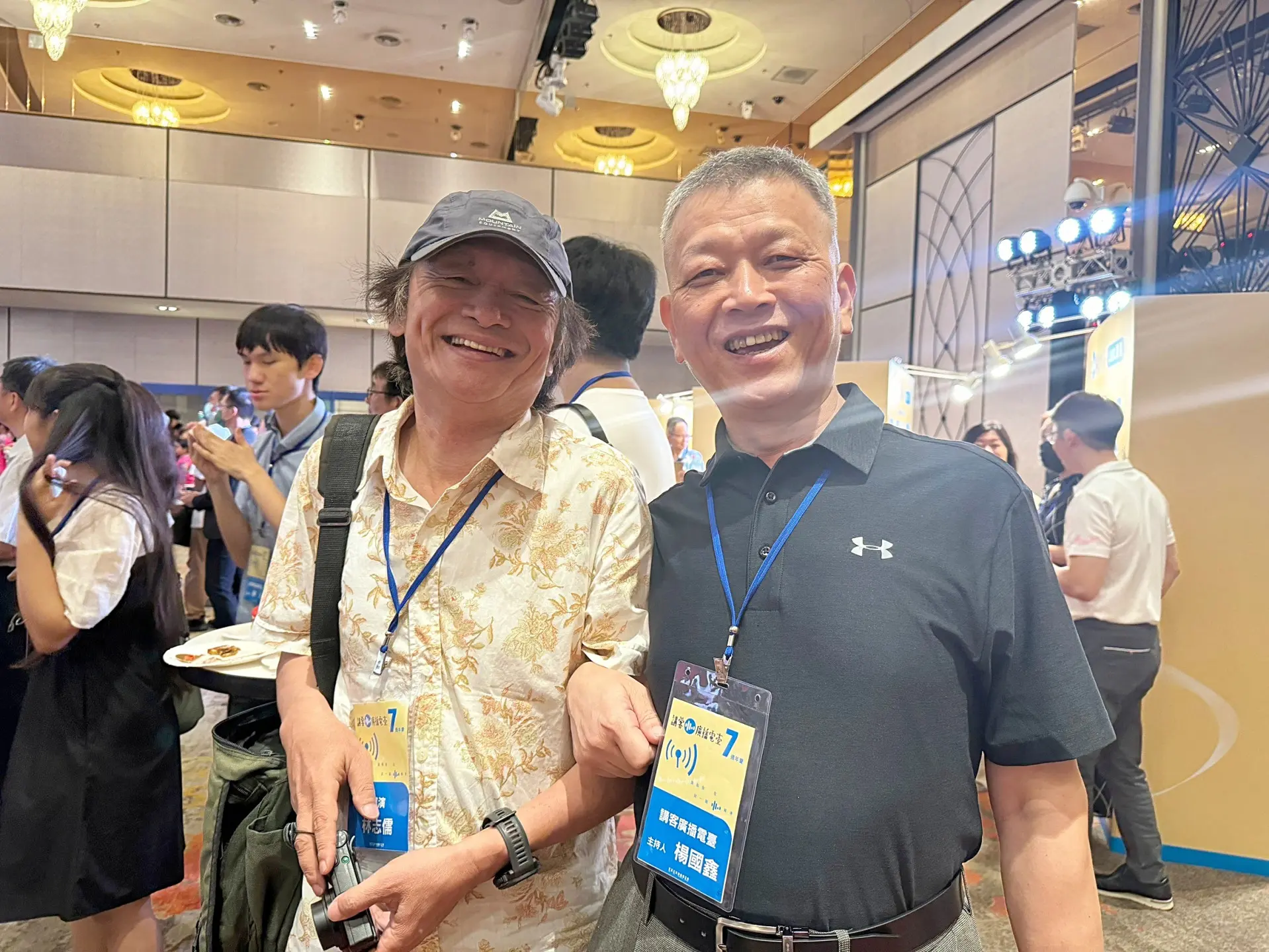 林志儒(左)與楊國鑫(右)參加講客電台7週年活動，林志儒是近年來在非客語的戲劇節目中出現客語最多的演員之一。2024，台北。楊國鑫提供