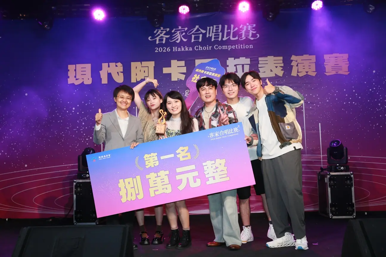 社會組第一名「Resonance留聲樂團」開心合影。客委會提供