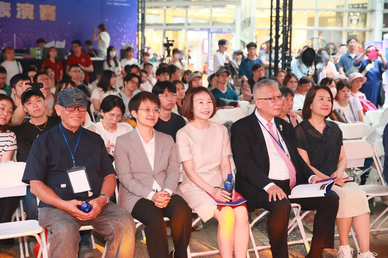 賽事首度從室內走進大眾日常商城,同步吸引逛街民眾參與聆聽。客委會提供