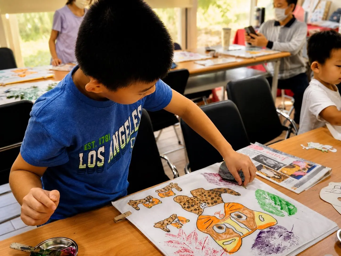 環境教育桌遊結合互動體驗，引導親子認識石虎生態與棲地保育。苗栗縣政府提供