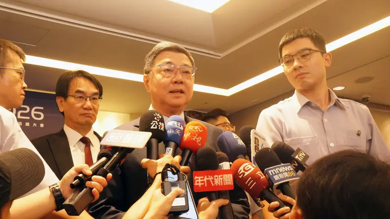 行政院長卓榮泰(前右2)7日出席「InfoSec Taiwan 2026國際資安組織大會開幕活動」,會前接受媒體聯訪。針對中聯油品致癌物超標案,卓榮泰強調政府以最審慎、積極態度處理,也會調查中聯是否涉及提供不實資料、隱匿通報等情形。中央社