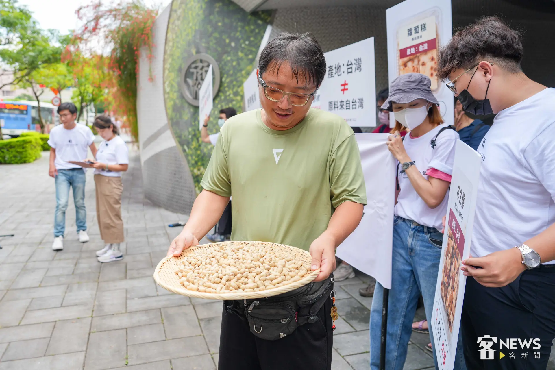 花生農民蕭良晉表認為，清楚標示加工食品原料產地，有助於促進產業正向成長。李台源攝
