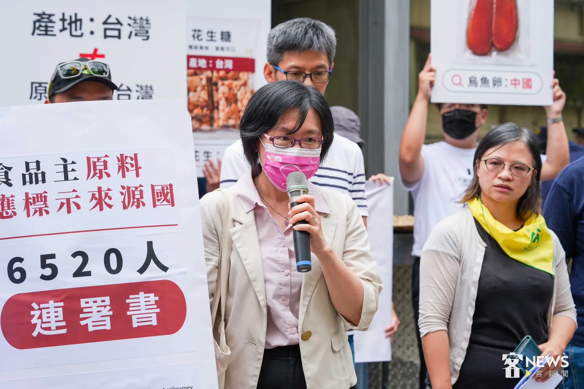 食藥署食品組簡任視察林蘭砡接過連署書後回應，會將訴求連署書攜回綜整研議，並持續蒐集國際相關規範，滾動式檢討與時俱進。李台源攝