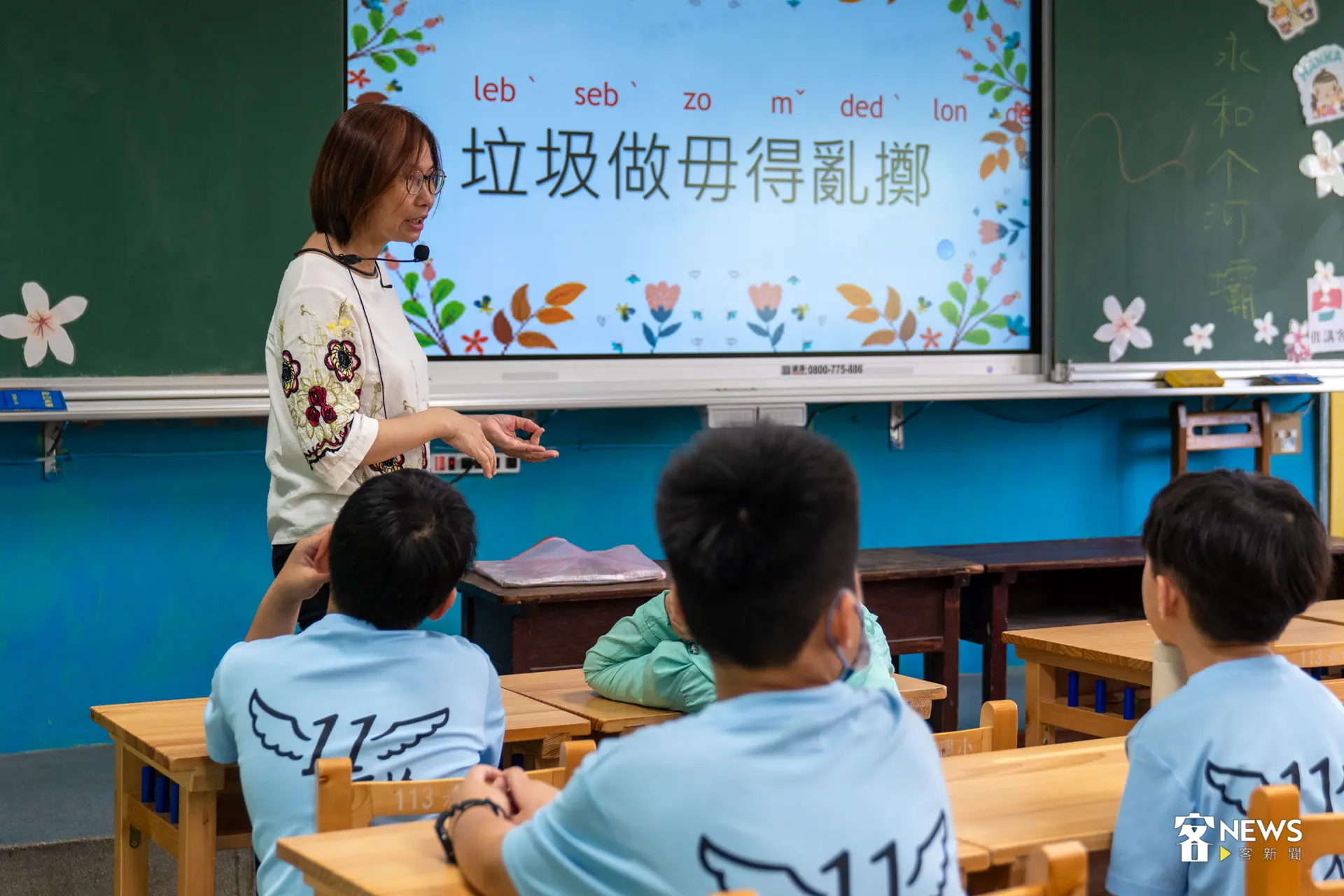 研究結果顯示，會說多種語言者的大腦連結模式普遍比實際年齡更年輕，且越早開始學習第二語言、語言能力越熟練，延緩大腦老化的效果越明顯。圖為小學客語教學現場示意圖。洪藝晅攝