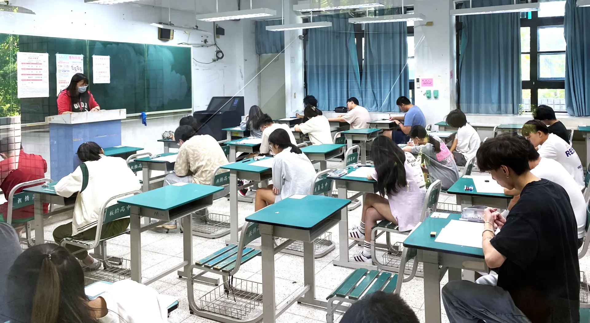 大學分科測驗登場,考生在考場內應試。新北市教育局提供