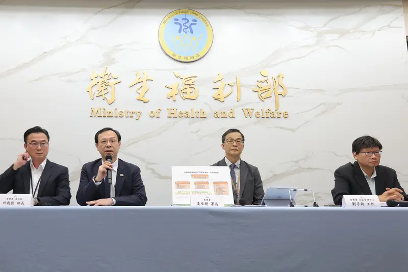 食藥署7日再度針對中聯問題油品事件召開記者會說明最新進度，食藥署長姜至剛（右2）、食品組組長許朝凱（左）、北區管理中心主任劉芳銘（右）出席，衛福部長石崇良（左2）也親自現身參與。中央社