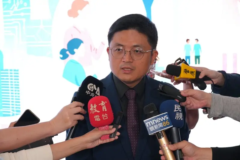 因應颱風巴威來襲,分科測驗延期舉行。教育部主任秘書林伯樵(圖)8日表示,山區、偏遠地區停課,考生如果須提前前往考場附近,衍生的交通、住宿費用可申請補助。中央社
