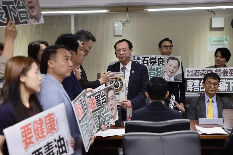 中聯油品致癌物苯駢芘超標案滾雪球,立法院社福及衛環委員會8日邀衛福部長石崇良(後右2)等專題報告「食安問題爆不停,如何構建使國人安心生活、就學與食品廠安全管理精進作為」並備質詢,在野黨立委群起拿看板要求官員負責下台。中央社