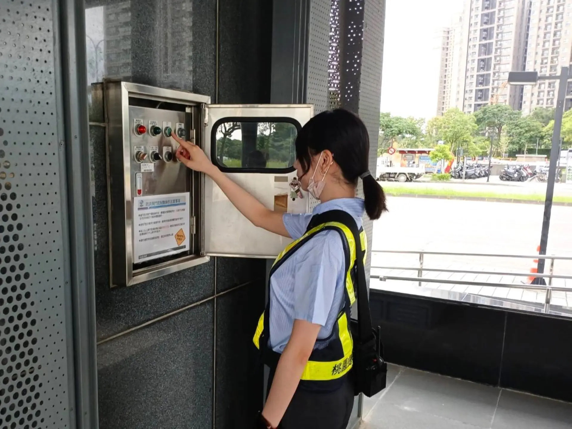 機捷站務同仁提前檢視防洪閘門控制。桃園捷運公司提供