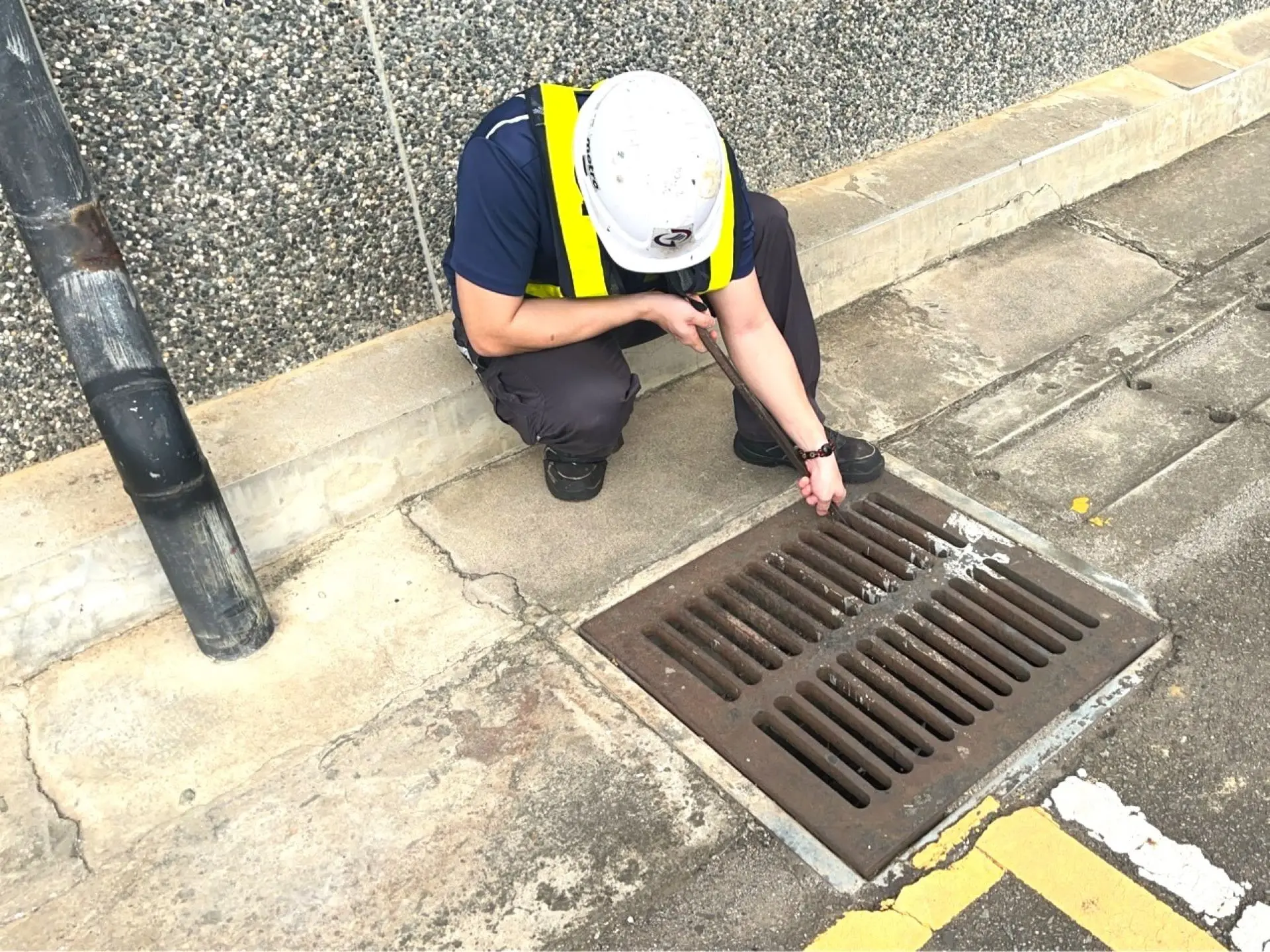 機捷加強各場站的防汛巡查，並於防汛期前已完成隧道內的防水隔艙閘門年檢及測試，確保各項設備正常運作。桃園捷運公司提供